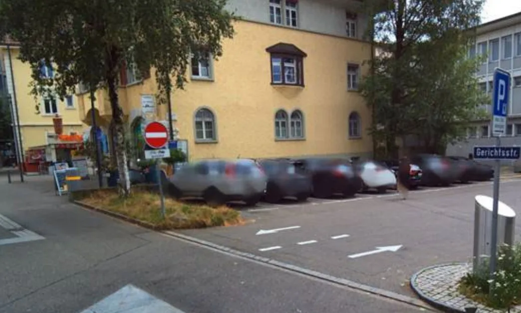 Blick auf das fragwürdige Schild an der Gerichtsstrasse